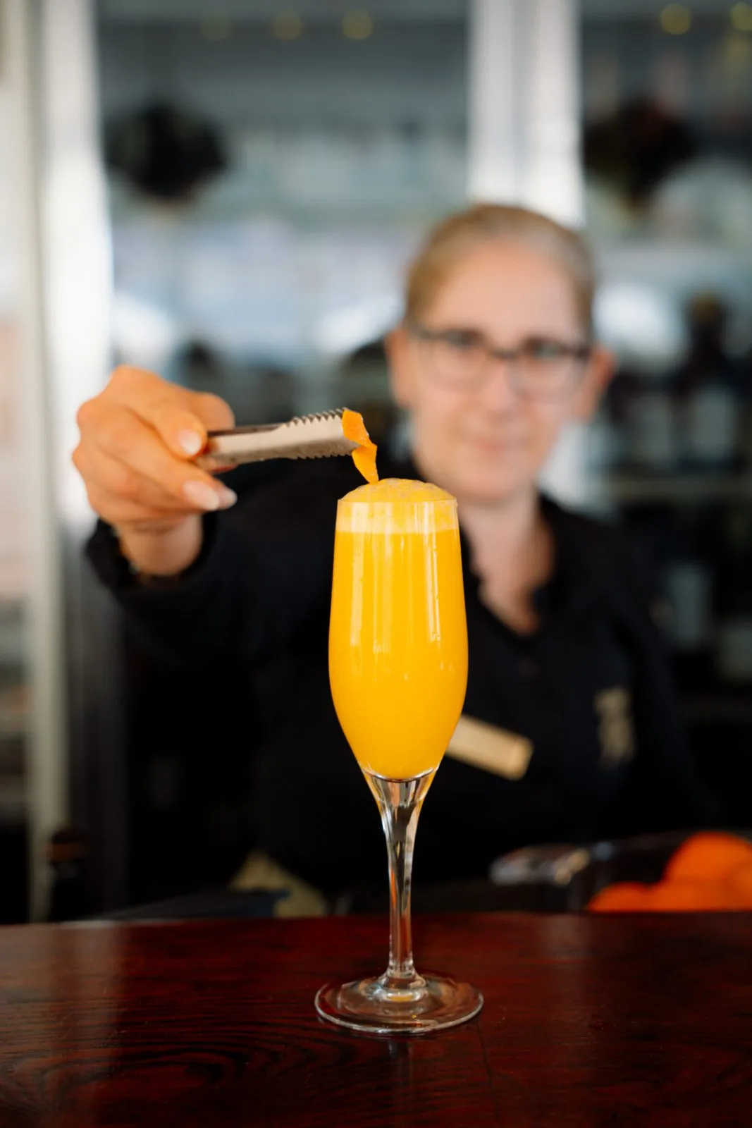 Mimosa a ser guarnecida no bar