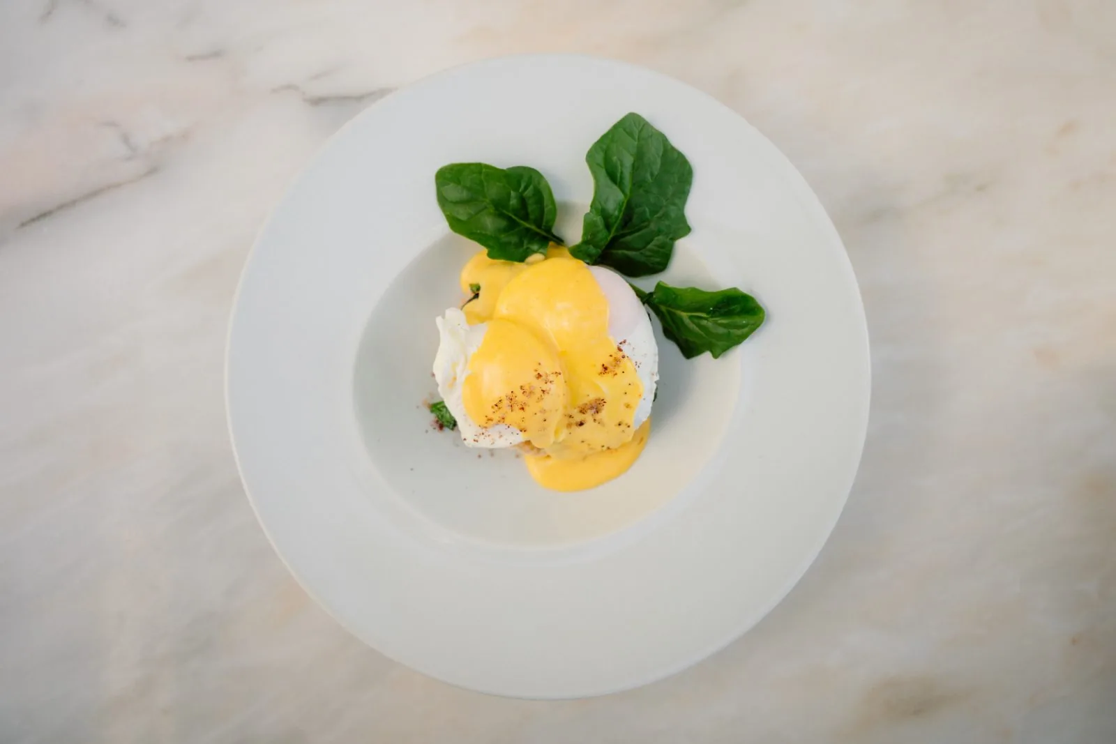 Ovos benedict com espinafres e molho holandês