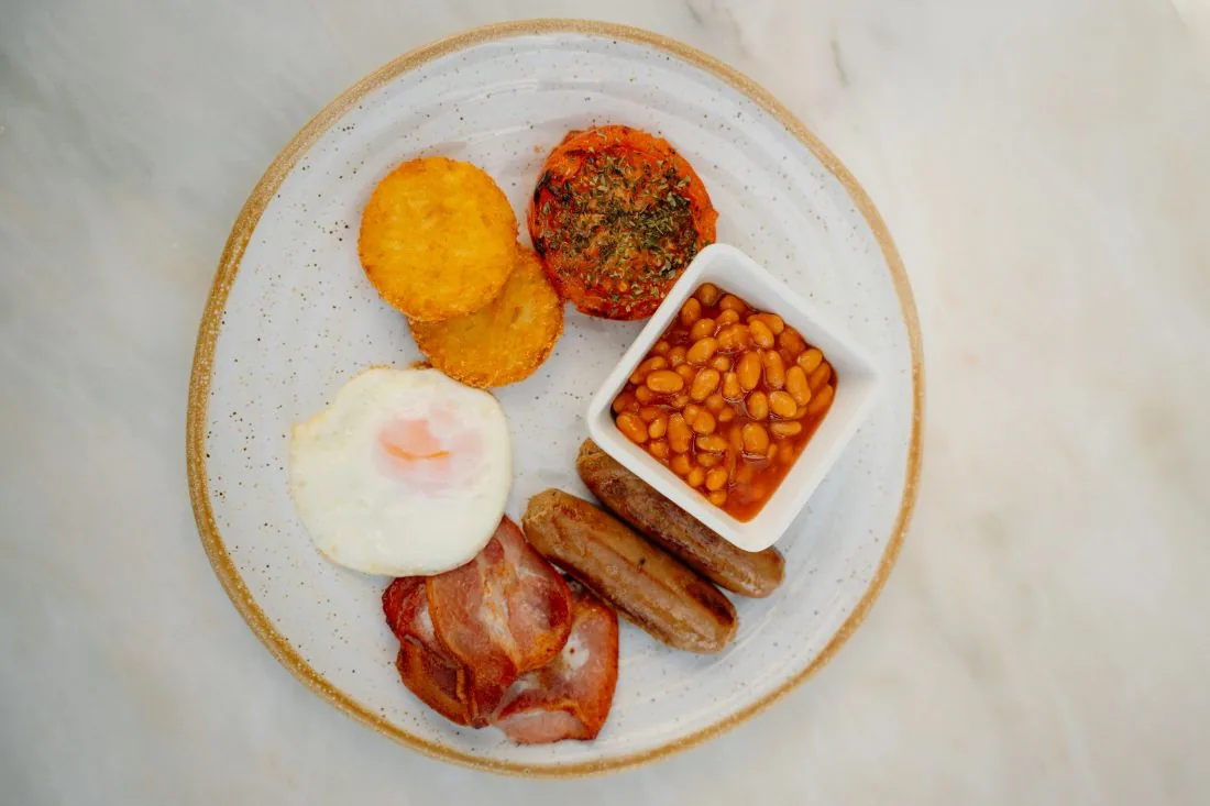 Pequeno-almoço inglês com ovo, bacon, salsichas e feijão