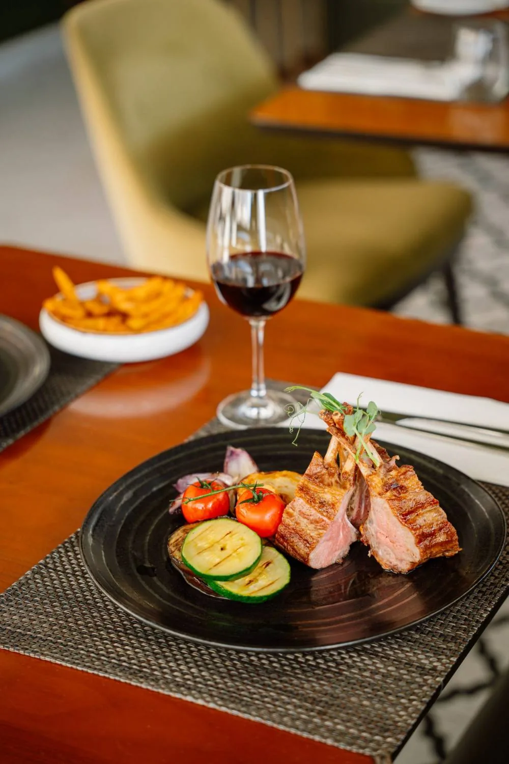 Carré de borrego grelhado com legumes e vinho tinto