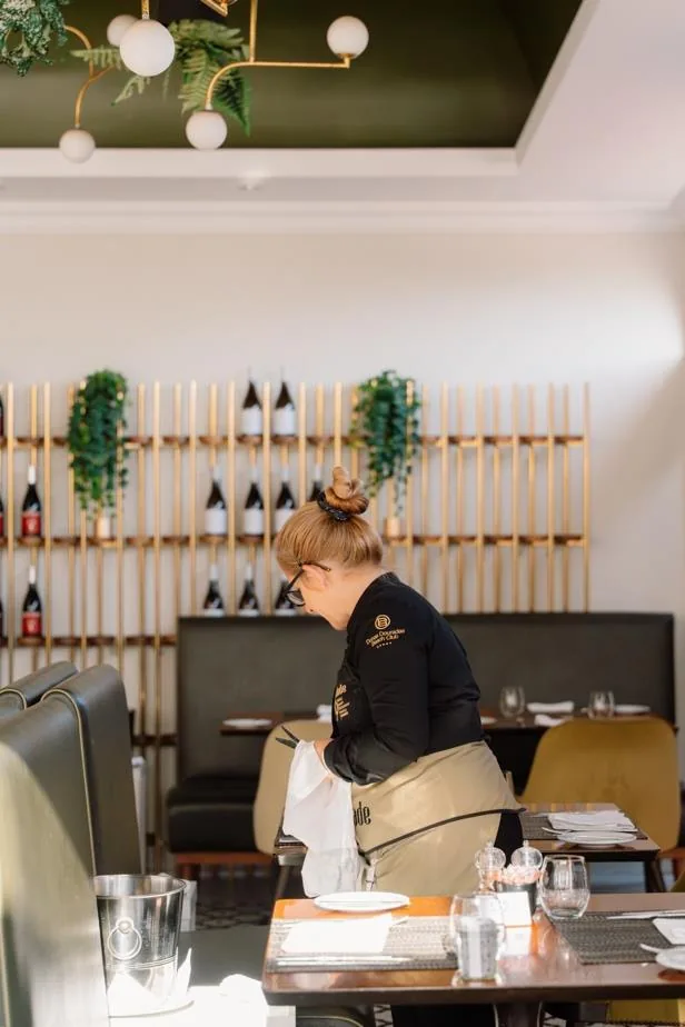 Sala de jantar em tons verde-oliva e dourado