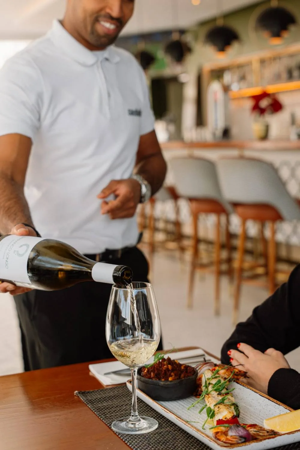 Vinho branco a ser servido à mesa